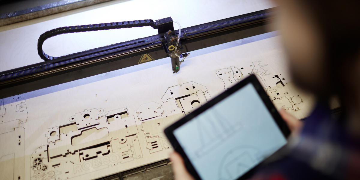 Troqueladora com 2 Facas – Mais Velocidade e Precisão no Corte Industrial